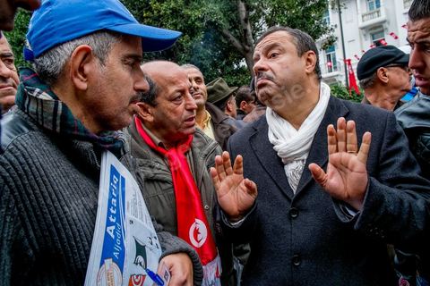 14 janvier 2014 : le député Samir Taieb auprès de ses militant ssur le stand d'Al Massar sur l'avenue Habib Bourguiba à Tunis quelques milliers de tunisiens sont venus se rassembler pour commémorer le troisième anniversaire du départ de l'ancien Président Ben Ali, aboutissement des mouvements de révoltes en région démarrés le 17 décmbre 2010. Tous les genres politiques se croisent et se chamaillent l'avenue, d'un côté les islamistes avec Ennahdha, les ligues et même un nouveau mouvement islamiste anachiste, de l'autre la gauche et l'opposition commémorant à la fois le départ des anciens et la mémoire des martyrs de la révolution et des martyrs politiques. 