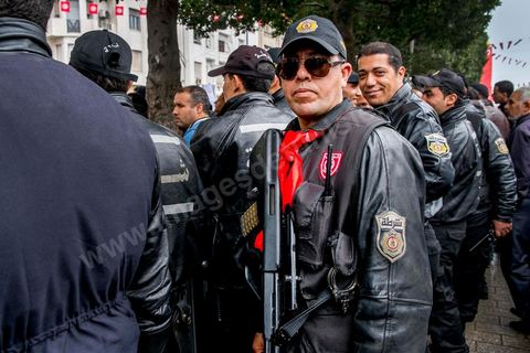 14 janvier 2014 : très forte présence policière pour éviter tout affrontement, le dispostif de la police est impressionnnant sur l'avenue Habib Bourguiba à Tunis quelques milliers de tunisiens sont venus se rassembler pour commémorer le troisième anniversaire du départ de l'ancien Président Ben Ali, aboutissement des mouvements de révoltes en région démarrés le 17 décmbre 2010. Tous les genres politiques se croisent et se chamaillent l'avenue, d'un côté les islamistes avec Ennahdha, les ligues et même un nouveau mouvement islamiste anachiste, de l'autre la gauche et l'opposition commémorant à la fois le départ des anciens et la mémoire des martyrs de la révolution et des martyrs politiques. 