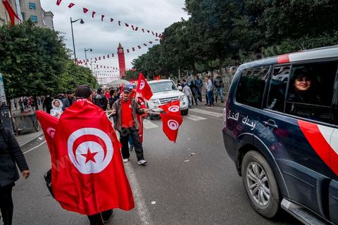 14 janvier 2014 : très forte présence policière pour éviter tout affrontement, le dispostif de la police est impressionnnant sur l'avenue Habib Bourguiba à Tunis quelques milliers de tunisiens sont venus se rassembler pour commémorer le troisième anniversaire du départ de l'ancien Président Ben Ali, aboutissement des mouvements de révoltes en région démarrés le 17 décmbre 2010. Tous les genres politiques se croisent et se chamaillent l'avenue, d'un côté les islamistes avec Ennahdha, les ligues et même un nouveau mouvement islamiste anachiste, de l'autre la gauche et l'opposition commémorant à la fois le départ des anciens et la mémoire des martyrs de la révolution et des martyrs politiques. 