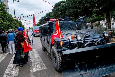 14 janvier 2014 : très forte présence policière pour éviter tout affrontement, le dispostif de la police est impressionnnant sur l'avenue Habib Bourguiba à Tunis quelques milliers de tunisiens sont venus se rassembler pour commémorer le troisième anniversaire du départ de l'ancien Président Ben Ali, aboutissement des mouvements de révoltes en région démarrés le 17 décmbre 2010. Tous les genres politiques se croisent et se chamaillent l'avenue, d'un côté les islamistes avec Ennahdha, les ligues et même un nouveau mouvement islamiste anachiste, de l'autre la gauche et l'opposition commémorant à la fois le départ des anciens et la mémoire des martyrs de la révolution et des martyrs politiques. 