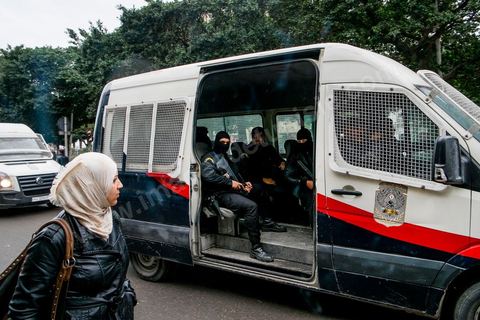 14 janvier 2014 : très forte présence policière pour éviter tout affrontement, le dispostif de la police est impressionnnant sur l'avenue Habib Bourguiba à Tunis quelques milliers de tunisiens sont venus se rassembler pour commémorer le troisième anniversaire du départ de l'ancien Président Ben Ali, aboutissement des mouvements de révoltes en région démarrés le 17 décmbre 2010. Tous les genres politiques se croisent et se chamaillent l'avenue, d'un côté les islamistes avec Ennahdha, les ligues et même un nouveau mouvement islamiste anachiste, de l'autre la gauche et l'opposition commémorant à la fois le départ des anciens et la mémoire des martyrs de la révolution et des martyrs politiques. 