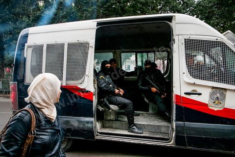 14 janvier 2014 : très forte présence policière pour éviter tout affrontement, le dispostif de la police est impressionnnant sur l'avenue Habib Bourguiba à Tunis quelques milliers de tunisiens sont venus se rassembler pour commémorer le troisième anniversaire du départ de l'ancien Président Ben Ali, aboutissement des mouvements de révoltes en région démarrés le 17 décmbre 2010. Tous les genres politiques se croisent et se chamaillent l'avenue, d'un côté les islamistes avec Ennahdha, les ligues et même un nouveau mouvement islamiste anachiste, de l'autre la gauche et l'opposition commémorant à la fois le départ des anciens et la mémoire des martyrs de la révolution et des martyrs politiques. 