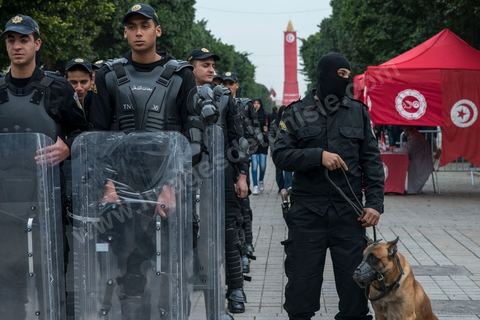 14 janvier 2014 : très forte présence policière pour éviter tout affrontement, le dispostif de la police est impressionnnant sur l'avenue Habib Bourguiba à Tunis quelques milliers de tunisiens sont venus se rassembler pour commémorer le troisième anniversaire du départ de l'ancien Président Ben Ali, aboutissement des mouvements de révoltes en région démarrés le 17 décmbre 2010. Tous les genres politiques se croisent et se chamaillent l'avenue, d'un côté les islamistes avec Ennahdha, les ligues et même un nouveau mouvement islamiste anachiste, de l'autre la gauche et l'opposition commémorant à la fois le départ des anciens et la mémoire des martyrs de la révolution et des martyrs politiques. 