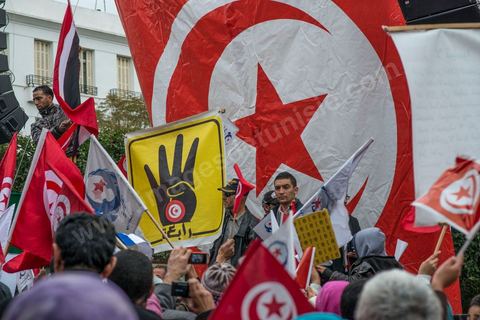 14 janvier 2014 : Militants d'Ennahdha, sur l'avenue Habib Bourguiba à Tunis quelques milliers de tunisiens sont venus se rassembler pour commémorer le troisième anniversaire du départ de l'ancien Président Ben Ali, aboutissement des mouvements de révoltes en région démarrés le 17 décmbre 2010. Tous les genres politiques se croisent et se chamaillent l'avenue, d'un côté les islamistes avec Ennahdha, les ligues et même un nouveau mouvement islamiste anachiste, de l'autre la gauche et l'opposition commémorant à la fois le départ des anciens et la mémoire des martyrs de la révolution et des martyrs politiques. 