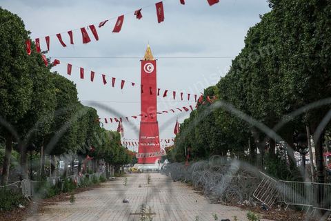 14 janvier 2014 : très forte présence policière pour éviter tout affrontement, le dispostif de la police est impressionnnant sur l'avenue Habib Bourguiba à Tunis quelques milliers de tunisiens sont venus se rassembler pour commémorer le troisième anniversaire du départ de l'ancien Président Ben Ali, aboutissement des mouvements de révoltes en région démarrés le 17 décmbre 2010. Tous les genres politiques se croisent et se chamaillent l'avenue, d'un côté les islamistes avec Ennahdha, les ligues et même un nouveau mouvement islamiste anachiste, de l'autre la gauche et l'opposition commémorant à la fois le départ des anciens et la mémoire des martyrs de la révolution et des martyrs politiques. 
