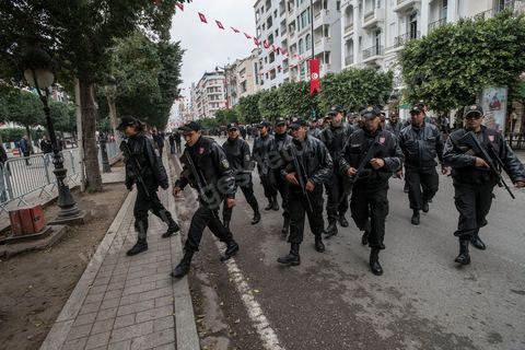 14 janvier 2014 : très forte présence policière pour éviter tout affrontement, le dispostif de la police est impressionnnant sur l'avenue Habib Bourguiba à Tunis quelques milliers de tunisiens sont venus se rassembler pour commémorer le troisième anniversaire du départ de l'ancien Président Ben Ali, aboutissement des mouvements de révoltes en région démarrés le 17 décmbre 2010. Tous les genres politiques se croisent et se chamaillent l'avenue, d'un côté les islamistes avec Ennahdha, les ligues et même un nouveau mouvement islamiste anachiste, de l'autre la gauche et l'opposition commémorant à la fois le départ des anciens et la mémoire des martyrs de la révolution et des martyrs politiques. 