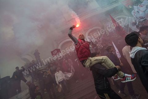 14 janvier 2014 : En face du théâtre les ligues de protection de la révolution LPR déploient drapeaux et chants avec l'incontournable Ricoba au micro sur l'avenue Habib Bourguiba à Tunis quelques milliers de tunisiens sont venus se rassembler pour commémorer le troisième anniversaire du départ de l'ancien Président Ben Ali, aboutissement des mouvements de révoltes en région démarrés le 17 décmbre 2010. Tous les genres politiques se croisent et se chamaillent l'avenue, d'un côté les islamistes avec Ennahdha, les ligues et même un nouveau mouvement islamiste anachiste, de l'autre la gauche et l'opposition commémorant à la fois le départ des anciens et la mémoire des martyrs de la révolution et des martyrs politiques. 