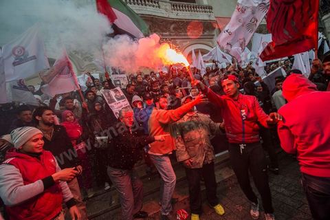 14 janvier 2014 : En face du théâtre les ligues de protection de la révolution LPR déploient drapeaux et chants avec l'incontournable Ricoba au micro sur l'avenue Habib Bourguiba à Tunis quelques milliers de tunisiens sont venus se rassembler pour commémorer le troisième anniversaire du départ de l'ancien Président Ben Ali, aboutissement des mouvements de révoltes en région démarrés le 17 décmbre 2010. Tous les genres politiques se croisent et se chamaillent l'avenue, d'un côté les islamistes avec Ennahdha, les ligues et même un nouveau mouvement islamiste anachiste, de l'autre la gauche et l'opposition commémorant à la fois le départ des anciens et la mémoire des martyrs de la révolution et des martyrs politiques. 
