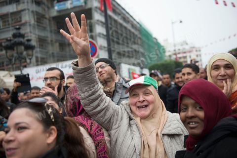 14 janvier 2014 : Militants d'Ennahdha, sur l'avenue Habib Bourguiba à Tunis quelques milliers de tunisiens sont venus se rassembler pour commémorer le troisième anniversaire du départ de l'ancien Président Ben Ali, aboutissement des mouvements de révoltes en région démarrés le 17 décmbre 2010. Tous les genres politiques se croisent et se chamaillent l'avenue, d'un côté les islamistes avec Ennahdha, les ligues et même un nouveau mouvement islamiste anachiste, de l'autre la gauche et l'opposition commémorant à la fois le départ des anciens et la mémoire des martyrs de la révolution et des martyrs politiques. 