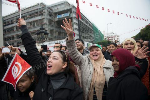 14 janvier 2014 : Militants d'Ennahdha, sur l'avenue Habib Bourguiba à Tunis quelques milliers de tunisiens sont venus se rassembler pour commémorer le troisième anniversaire du départ de l'ancien Président Ben Ali, aboutissement des mouvements de révoltes en région démarrés le 17 décmbre 2010. Tous les genres politiques se croisent et se chamaillent l'avenue, d'un côté les islamistes avec Ennahdha, les ligues et même un nouveau mouvement islamiste anachiste, de l'autre la gauche et l'opposition commémorant à la fois le départ des anciens et la mémoire des martyrs de la révolution et des martyrs politiques. 