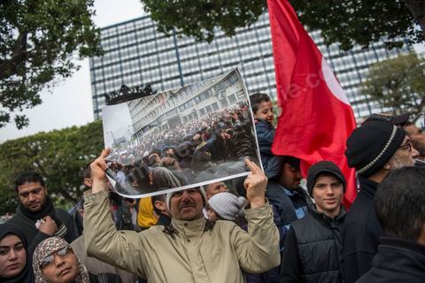 14 janvier 2014 : Militants d'Ennahdha, sur l'avenue Habib Bourguiba à Tunis quelques milliers de tunisiens sont venus se rassembler pour commémorer le troisième anniversaire du départ de l'ancien Président Ben Ali, aboutissement des mouvements de révoltes en région démarrés le 17 décmbre 2010. Tous les genres politiques se croisent et se chamaillent l'avenue, d'un côté les islamistes avec Ennahdha, les ligues et même un nouveau mouvement islamiste anachiste, de l'autre la gauche et l'opposition commémorant à la fois le départ des anciens et la mémoire des martyrs de la révolution et des martyrs politiques. 