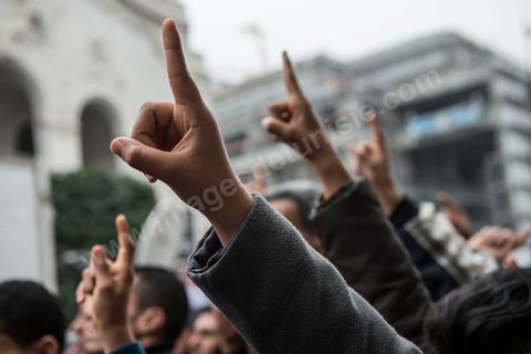 14 janvier 2014 : Militants d'Ennahdha, sur l'avenue Habib Bourguiba à Tunis quelques milliers de tunisiens sont venus se rassembler pour commémorer le troisième anniversaire du départ de l'ancien Président Ben Ali, aboutissement des mouvements de révoltes en région démarrés le 17 décmbre 2010. Tous les genres politiques se croisent et se chamaillent l'avenue, d'un côté les islamistes avec Ennahdha, les ligues et même un nouveau mouvement islamiste anachiste, de l'autre la gauche et l'opposition commémorant à la fois le départ des anciens et la mémoire des martyrs de la révolution et des martyrs politiques. 