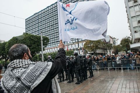 14 janvier 2014 : très forte présence policière pour éviter tout affrontement, le dispostif de la police est impressionnnant sur l'avenue Habib Bourguiba à Tunis quelques milliers de tunisiens sont venus se rassembler pour commémorer le troisième anniversaire du départ de l'ancien Président Ben Ali, aboutissement des mouvements de révoltes en région démarrés le 17 décmbre 2010. Tous les genres politiques se croisent et se chamaillent l'avenue, d'un côté les islamistes avec Ennahdha, les ligues et même un nouveau mouvement islamiste anachiste, de l'autre la gauche et l'opposition commémorant à la fois le départ des anciens et la mémoire des martyrs de la révolution et des martyrs politiques. 