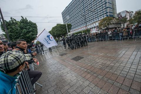 14 janvier 2014 : très forte présence policière pour éviter tout affrontement, le dispostif de la police est impressionnnant sur l'avenue Habib Bourguiba à Tunis quelques milliers de tunisiens sont venus se rassembler pour commémorer le troisième anniversaire du départ de l'ancien Président Ben Ali, aboutissement des mouvements de révoltes en région démarrés le 17 décmbre 2010. Tous les genres politiques se croisent et se chamaillent l'avenue, d'un côté les islamistes avec Ennahdha, les ligues et même un nouveau mouvement islamiste anachiste, de l'autre la gauche et l'opposition commémorant à la fois le départ des anciens et la mémoire des martyrs de la révolution et des martyrs politiques. 