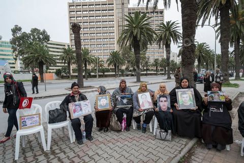 14 janvier 2014 : Des familles de martyrs et les blessés de la Révolution ont manifesté le 14 janvier 2014, à l'occasion du 3ème anniversaire du départ de Ben Ali pour réclamer une meilleure prise en charge et la condamnation des responsables.
