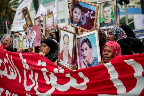 14 janvier 2014 : Des familles de martyrs et les blessés de la Révolution ont manifesté le 14 janvier 2014, à l'occasion du 3ème anniversaire du départ de Ben Ali pour réclamer une meilleure prise en charge et la condamnation des responsables.