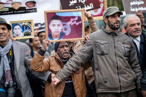 14 janvier 2014 : Des familles de martyrs et les blessés de la Révolution ont manifesté le 14 janvier 2014, à l'occasion du 3ème anniversaire du départ de Ben Ali pour réclamer une meilleure prise en charge et la condamnation des responsables.