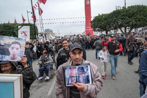 14 janvier 2014 : Des familles de martyrs et les blessés de la Révolution ont manifesté le 14 janvier 2014, à l'occasion du 3ème anniversaire du départ de Ben Ali pour réclamer une meilleure prise en charge et la condamnation des responsables.