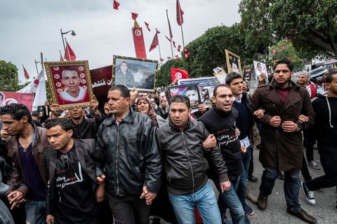 14 janvier 2014 : Des familles de martyrs et les blessés de la Révolution ont manifesté le 14 janvier 2014, à l'occasion du 3ème anniversaire du départ de Ben Ali pour réclamer une meilleure prise en charge et la condamnation des responsables.