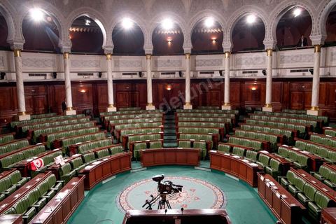 January 16, 2014: With the chamber empty, following two days of lengthy negotiations during consensus-building sessions and meetings of group leaders within the National Constituent Assembly, a new amendment to Article 103 was proposed on Thursday, January 16, 2014, at 4:20 p.m., offering a compromise that should satisfy everyone. The amendment stipulates that “judges are appointed by presidential decree based on the approval of the High Council of the Judiciary. Senior magistrates are appointed by presidential decree, after consultation with the head of government, based on exclusive nominations proposed by the High Council of the Judiciary. The law shall define which positions constitute senior offices.”