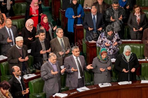 14 janvier 2014 : prière aux martyrs de la révolution à l'assemblée nationale constituante, les députés continuent l'examen et les votes des articles de la constitution. Jour de l'anniversaire de la Révolution, le président de l'ANC espérait terminer la constitution en ce jour souvenir, malheureusement les débats houleux retardent. 