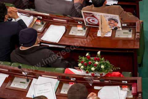 14 janvier 2014 : Le siège du député assassiné en juillet dernier Mohamed Brahmi à l'assemblée nationale constituante, les députés continuent l'examen et les votes des articles de la constitution. Jour de l'anniversaire de la Révolution, le président de l'ANC espérait terminer la constitution en ce jour souvenir, malheureusement les débats houleux retardent. 