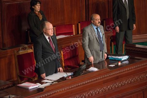 Mustaphe Ben Jaafar  (Président de l'Assemblée nationale constituante) et Arbi Abid (vice-président) pendant l'hymne national le 14 janvier 2014 pour le 3ème anniversaire de la Révolution.