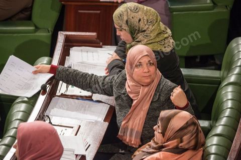 Latifa Habachi, députée d'Ennahdha, pendant les débats sur la Constitution.