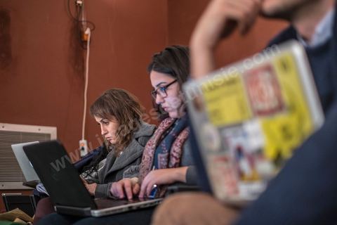 Amira Yahyaoui, présidente d'Al Bawsala, dans les tribunes de l'Assemblée constituante.
