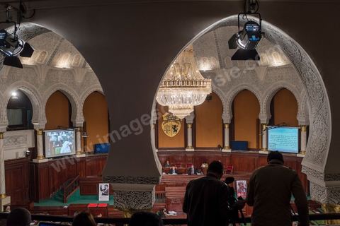 Une caméra filme l'hémicycle depuis les tribune pendant les débats sur la Constitution. Au pied du perchoir, des portraits de Mohamed Brahmi, député assassiné le 25 juillet.
