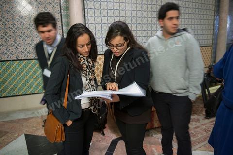 La députée CPR Mabrouka Mbarek interpelée par de jeunes militats pour signer une pétition pendant les débats sur la Constitution.