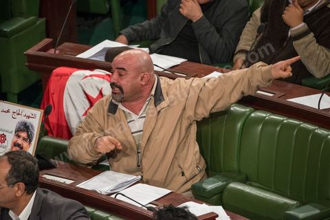 Brahim Gassas, député de la Pétition populaire, proteste pendant les débats sur la Constitution.