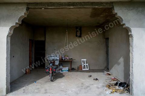 17 janvier 2014 : chez Amir. Amir, 18 ans, a quitté le collège pour aider son père dans leur élévage de poules. pour l'année 2012-2013 plus de 100 000 éléves ont quitté l'école selon le ministre de l'Education. 