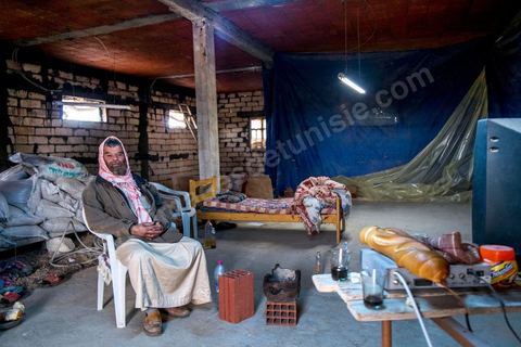 17 janvier 2014 : le père de Amir. Amir, 18 ans, a quitté le collège pour aider son père dans leur élévage de poules. pour l'année 2012-2013 plus de 100 000 éléves ont quitté l'école selon le ministre de l'Education. 