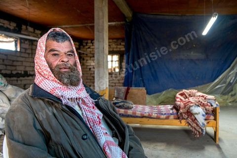 17 janvier 2014 : Amir, 18 ans, a quitté le collège pour aider son père dans leur élévage de poules. pour l'année 2012-2013 plus de 100 000 éléves ont quitté l'école selon le ministre de l'Education. 