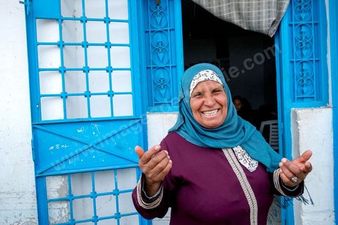 17 janvier 2014 : la maman de Amir met gratuitement à dispositon son local dans le village de Grawa, pour une association tenue par des femmes accompagne les enfants dans leur scolarité par des  séances de soutien scolaire. Pour l'année 2012-2013 plus de 100 000 éléves ont quitté l'école selon le ministre de l'Education. 