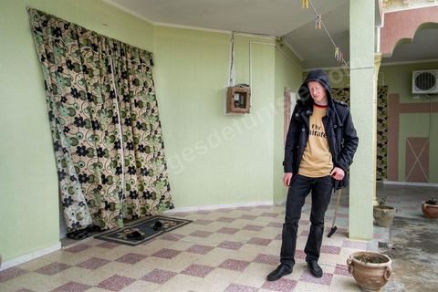 17 janvier 2014 : Bilel, 17 ans, a quitté le collège en 8ème année. Bilele est l'ami d'enfance de Amir. Pour l'année 2012-2013 plus de 100 000 éléves ont quitté l'école selon le ministre de l'Education. 