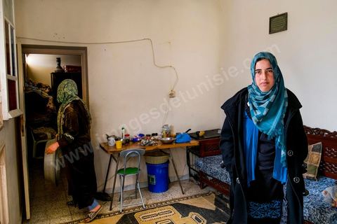 17 janvier 2014 : Nadia, 16 ans en échec scolaire a quitté l'année dernière le collège dans l'espoir d'aller travailler dans un atelier de confection, mais ses parents s'y sont opposés, aujourdhui elle passe ses journées à la maison. pour l'année 2012-2013 plus de 100 000 éléves ont quitté l'école selon le ministre de l'Education. 