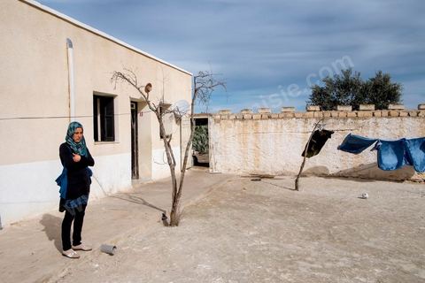 17 janvier 2014 : Nadia, 16 ans en échec scolaire a quitté l'année dernière le collège dans l'espoir d'aller travailler dans un atelier de confection, mais ses parents s'y sont opposés, aujourdhui elle passe ses journées à la maison. pour l'année 2012-2013 plus de 100 000 éléves ont quitté l'école selon le ministre de l'Education. 