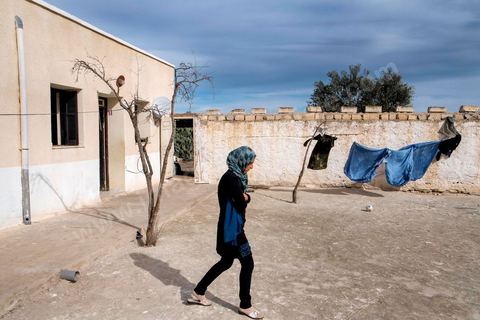 17 janvier 2014 : Nadia, 16 ans en échec scolaire a quitté l'année dernière le collège dans l'espoir d'aller travailler dans un atelier de confection, mais ses parents s'y sont opposés, aujourdhui elle passe ses journées à la maison. pour l'année 2012-2013 plus de 100 000 éléves ont quitté l'école selon le ministre de l'Education. 