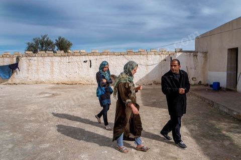 17 janvier 2014 : Nadia, 16 ans en échec scolaire a quitté l'année dernière le collège dans l'espoir d'aller travailler dans un atelier de confection, mais ses parents s'y sont opposés, aujourdhui elle passe ses journées à la maison. Ici avec sa mère et le proviseur de son lycée. pour l'année 2012-2013 plus de 100 000 éléves ont quitté l'école selon le ministre de l'Education. 