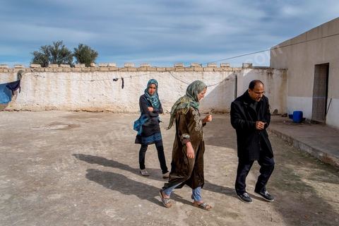 17 janvier 2014 : Nadia, 16 ans en échec scolaire a quitté l'année dernière le collège dans l'espoir d'aller travailler dans un atelier de confection, mais ses parents s'y sont opposés, aujourdhui elle passe ses journées à la maison. Ici avec sa mère et le proviseur de son lycée. pour l'année 2012-2013 plus de 100 000 éléves ont quitté l'école selon le ministre de l'Education. 