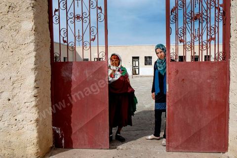 17 janvier 2014 : Nadia, 16 ans en échec scolaire a quitté l'année dernière le collège dans l'espoir d'aller travailler dans un atelier de confection, mais ses parents s'y sont opposés, aujourdhui elle passe ses journées à la maison. pour l'année 2012-2013 plus de 100 000 éléves ont quitté l'école selon le ministre de l'Education. 