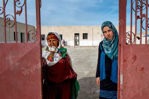 17 janvier 2014 : Nadia, 16 ans en échec scolaire a quitté l'année dernière le collège dans l'espoir d'aller travailler dans un atelier de confection, mais ses parents s'y sont opposés, aujourdhui elle passe ses journées à la maison. pour l'année 2012-2013 plus de 100 000 éléves ont quitté l'école selon le ministre de l'Education. 