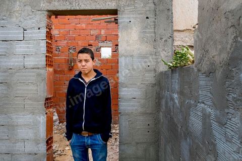 17 janvier 2014 : Walid , 17 ans a quitté le collège en échec scolaire, il s'est orienté aujourdhui vers une formation professionnelle de 6 mois dans la ferronnerie. pour l'année 2012-2013 plus de 100 000 éléves ont quitté l'école selon le ministre de l'Education. 