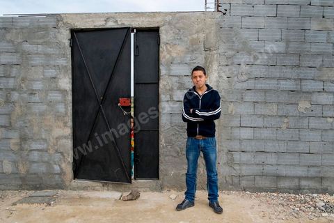17 janvier 2014 : Walid , 17 ans a quitté le collège en échec scolaire, il s'est orienté aujourdhui vers une formation professionnelle de 6 mois dans la ferronnerie. pour l'année 2012-2013 plus de 100 000 éléves ont quitté l'école selon le ministre de l'Education. 
