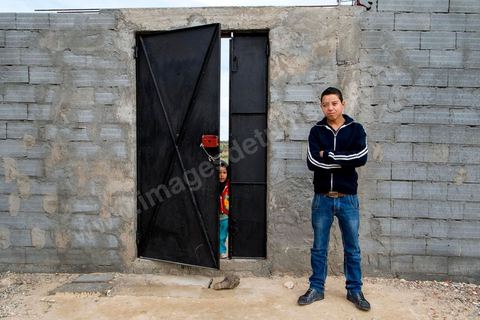 17 janvier 2014 : Walid , 17 ans a quitté le collège en échec scolaire, il s'est orienté aujourdhui vers une formation professionnelle de 6 mois dans la ferronnerie. pour l'année 2012-2013 plus de 100 000 éléves ont quitté l'école selon le ministre de l'Education. 