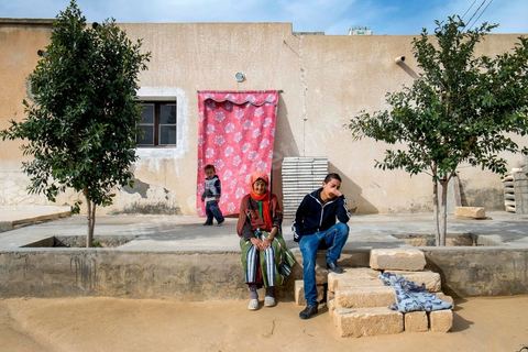 17 janvier 2014 : Walid et sa grand mère. Walid , 17 ans a quitté le collège en échec scolaire, il s'est orienté aujourdhui vers une formation professionnelle de 6 mois dans la ferronnerie. pour l'année 2012-2013 plus de 100 000 éléves ont quitté l'école selon le ministre de l'Education. 