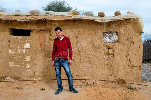 17 janvier 2014 : Seif Eddine, 17 ans, a quitté le collège et travaille désormais comme apprenti mécanicien pour 40 dt (- de 20€) par semaine. Pour l'année 2012-2013 plus de 100 000 éléves ont quitté l'école selon le ministre de l'Education. 
