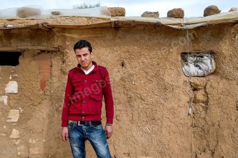 17 janvier 2014 : Seif Eddine, 17 ans, a quitté le collège et travaille désormais comme apprenti mécanicien pour 40 dt (- de 20€) par semaine. Pour l'année 2012-2013 plus de 100 000 éléves ont quitté l'école selon le ministre de l'Education. 